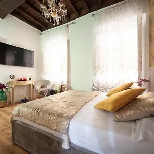 Pantheon Chic Apartment